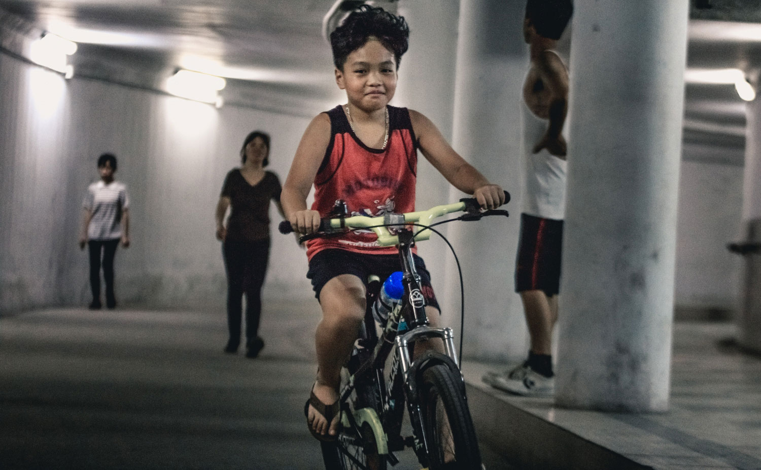 Chùm ảnh: Một nhịp sống Hà Nội thật khác ở phố đi bộ 12 cửa dưới lòng đất trong 10 năm qua