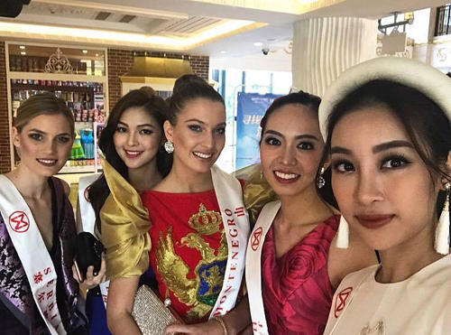 Mỹ Linh mặc áo dài, đội mấn dự tiệc tại Miss World