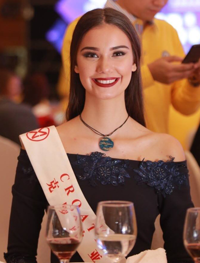 Mỹ Linh mặc áo dài, đội mấn dự tiệc tại Miss World