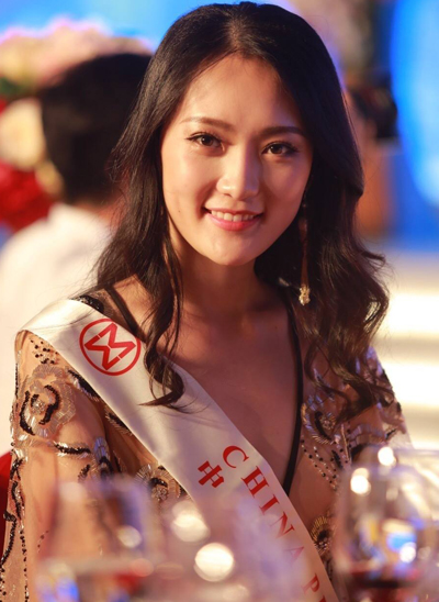 Mỹ Linh mặc áo dài, đội mấn dự tiệc tại Miss World