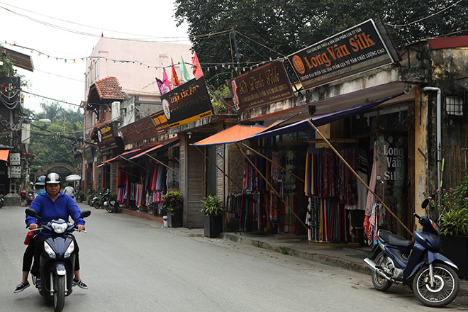 Đến làng Vạn Phúc xem quy trình sản xuất lụa công phu như thế nào