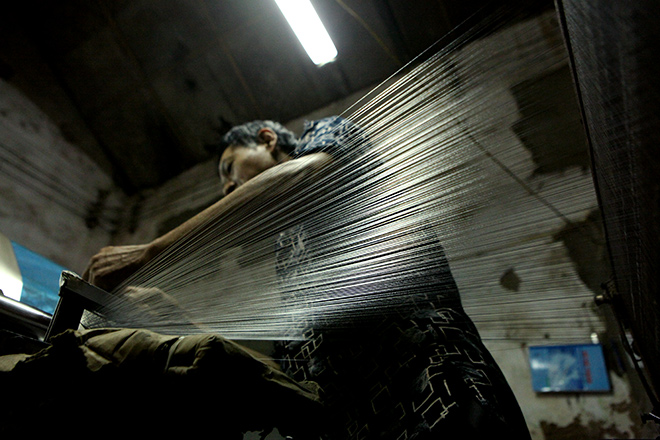 Đến làng Vạn Phúc xem quy trình sản xuất lụa công phu như thế nào