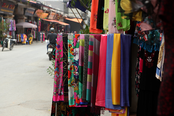 Đến làng Vạn Phúc xem quy trình sản xuất lụa công phu như thế nào