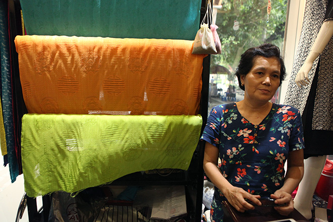 Đến làng Vạn Phúc xem quy trình sản xuất lụa công phu như thế nào