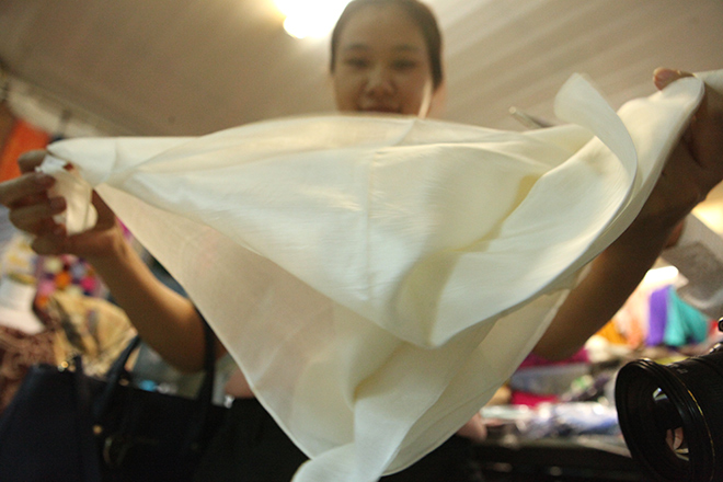 Đến làng Vạn Phúc xem quy trình sản xuất lụa công phu như thế nào