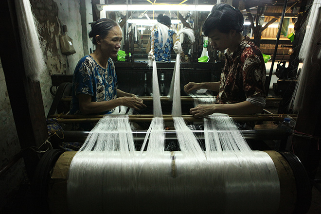 Đến làng Vạn Phúc xem quy trình sản xuất lụa công phu như thế nào