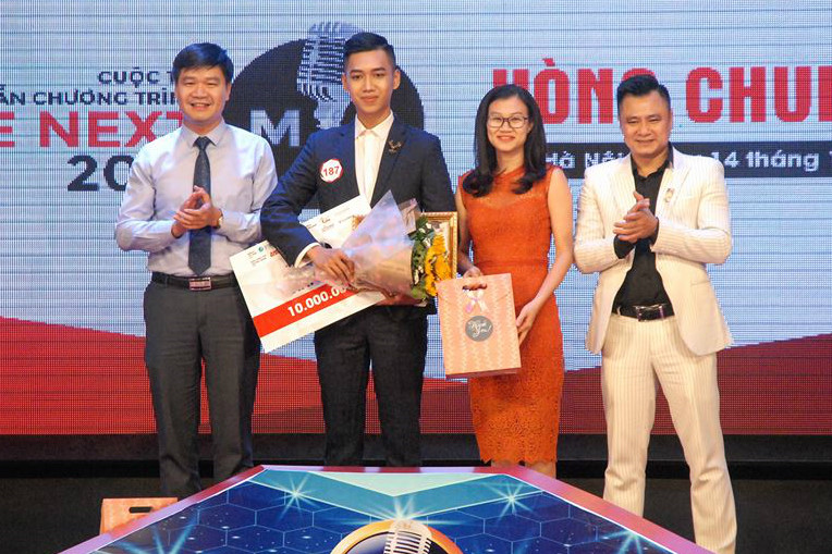 Nam vương ĐH Quốc gia Hà Nội cao 1,8 m, giỏi tiếng Đức, đam mê làm MC