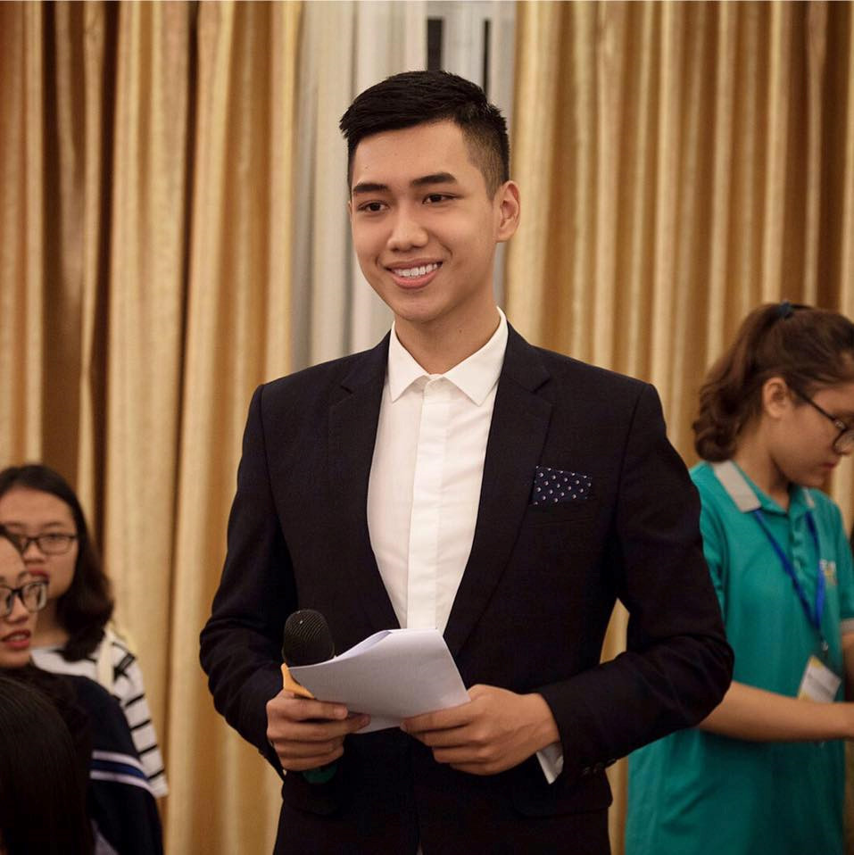 Nam vương ĐH Quốc gia Hà Nội cao 1,8 m, giỏi tiếng Đức, đam mê làm MC