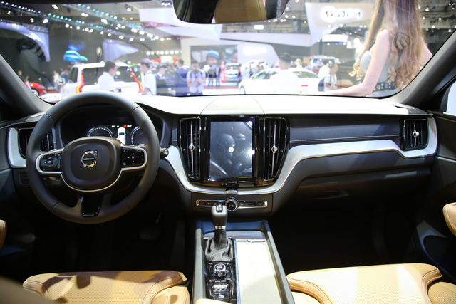 Volvo XC60 2018 có giá 2,45 tỷ đồng tại Việt Nam