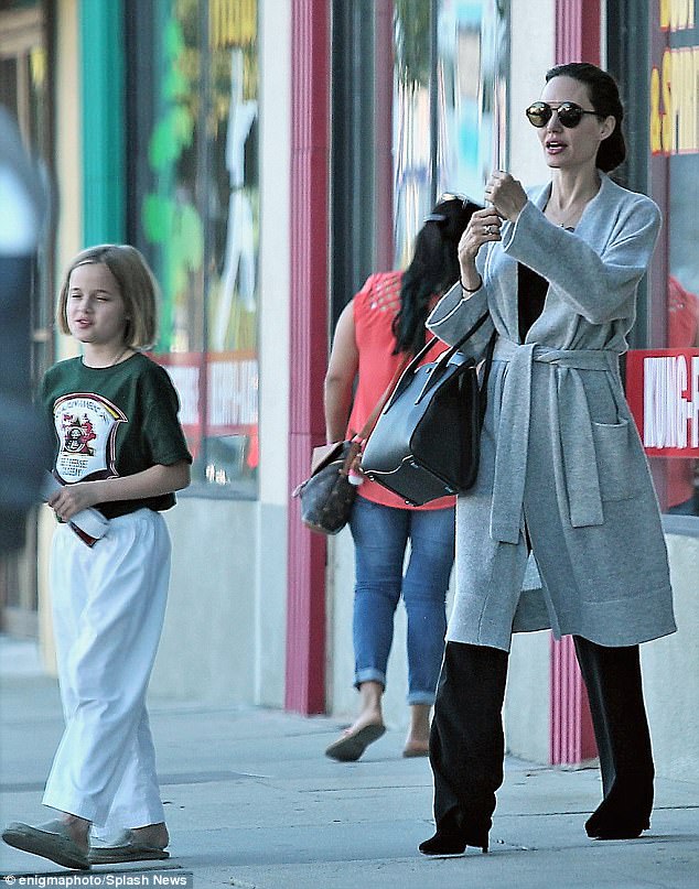 Angelina Jolie vui vẻ đi ăn tối cùng người đàn ông lạ mặt