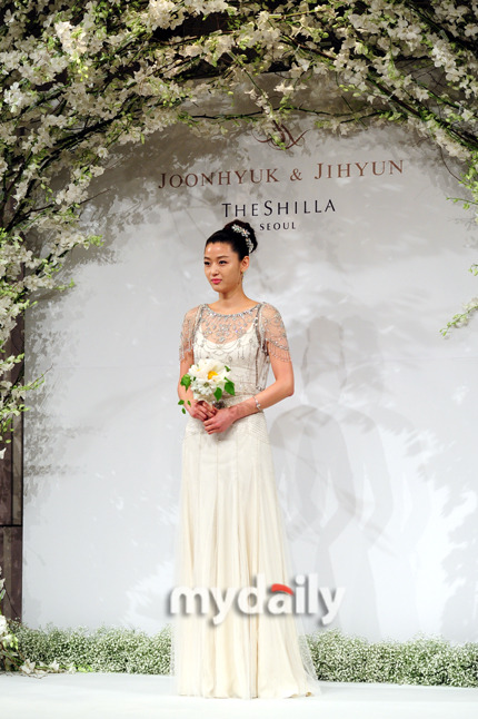 Đám cưới sao nữ hàng đầu Hàn Quốc, người rót tiền tỷ người chọn giản dị đơn sơ