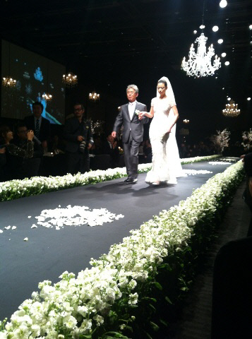 Đám cưới sao nữ hàng đầu Hàn Quốc, người rót tiền tỷ người chọn giản dị đơn sơ