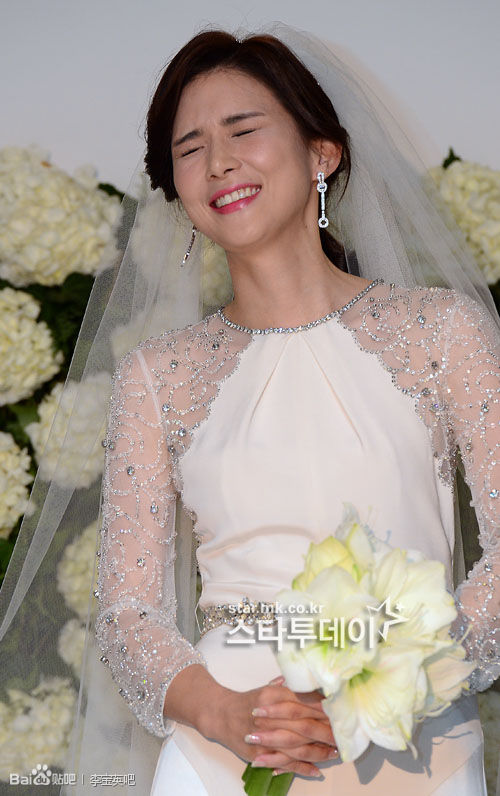 Đám cưới sao nữ hàng đầu Hàn Quốc, người rót tiền tỷ người chọn giản dị đơn sơ