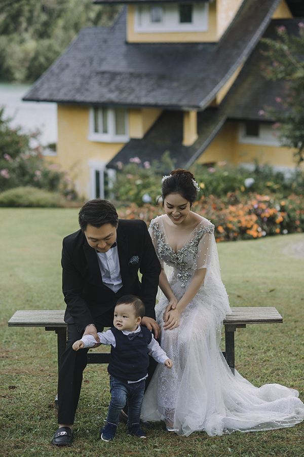 Vợ chồng Dương Cẩm Lynh chụp ảnh cưới cùng con trai 1 tuổi