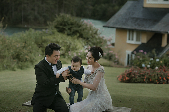 Vợ chồng Dương Cẩm Lynh chụp ảnh cưới cùng con trai 1 tuổi