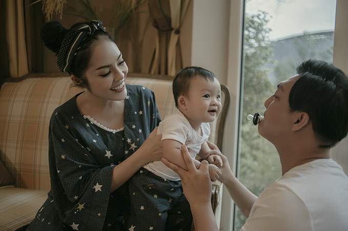 Vợ chồng Dương Cẩm Lynh chụp ảnh cưới cùng con trai 1 tuổi