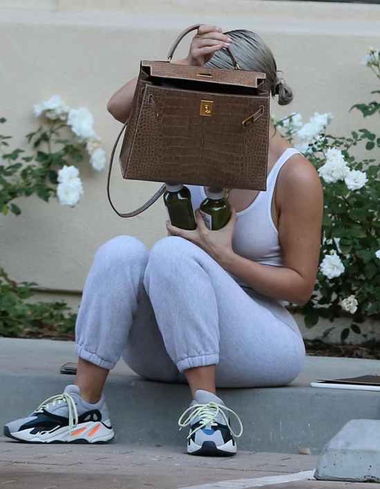 Kim xấu hổ không muốn chụp ảnh khi để mặt mộc