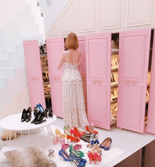 Chẳng cần nói mình giàu, Ngọc Trinh khoe tủ giày đáng giá bằng cả biệt thự