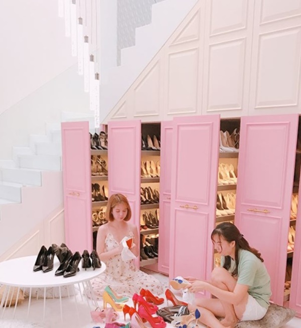Chẳng cần nói mình giàu, Ngọc Trinh khoe tủ giày đáng giá bằng cả biệt thự