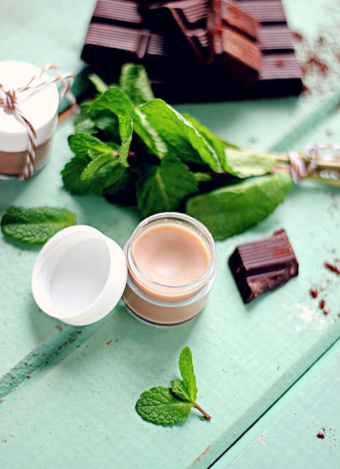 Tá hỏa vì dùng son dưỡng mãi vẫn khô môi: Đây mới là sự thật bạn cần biết!