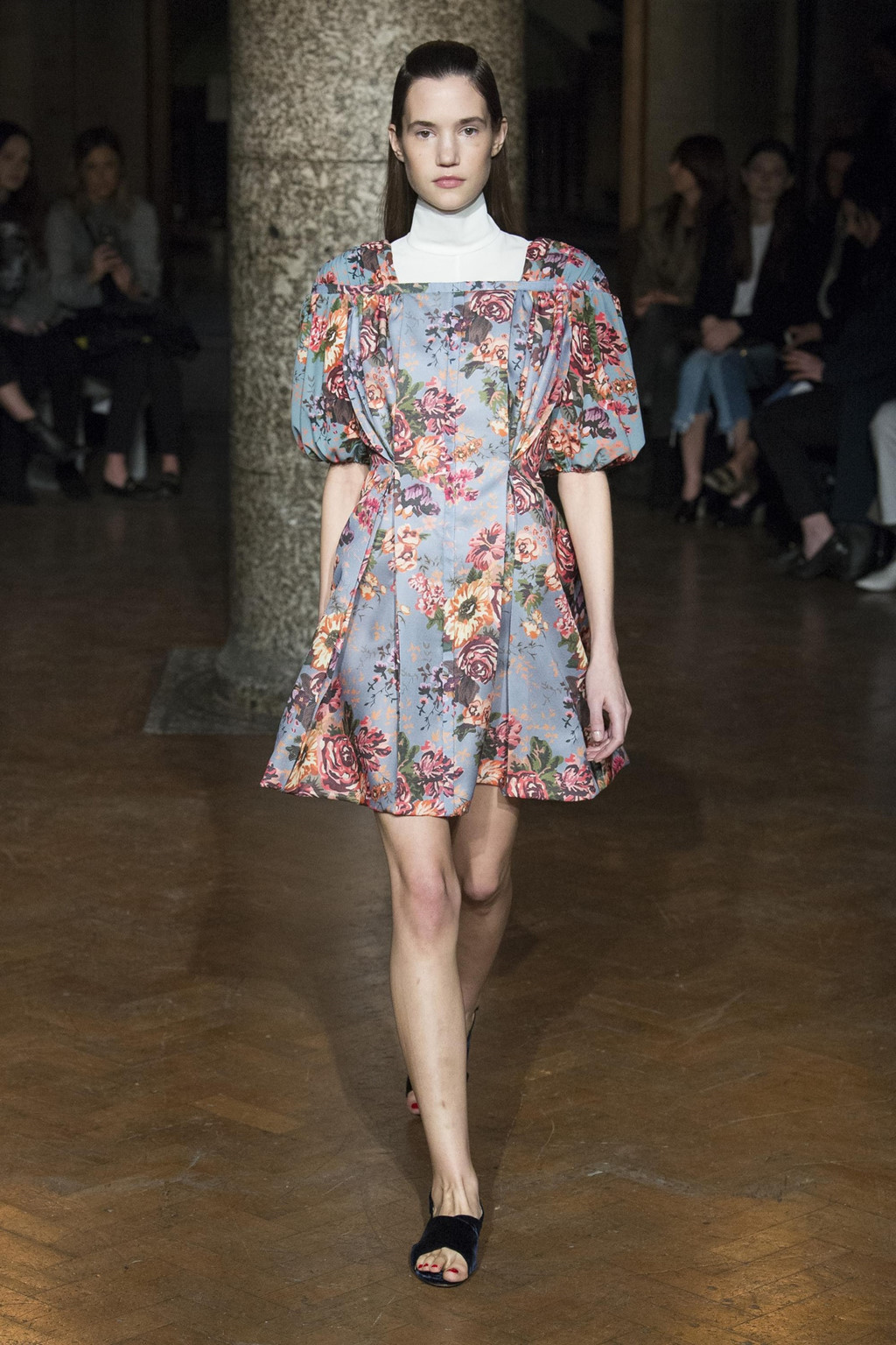 Diện trang phục in hoa xuống phố như dàn tín đồ thời trang Việt