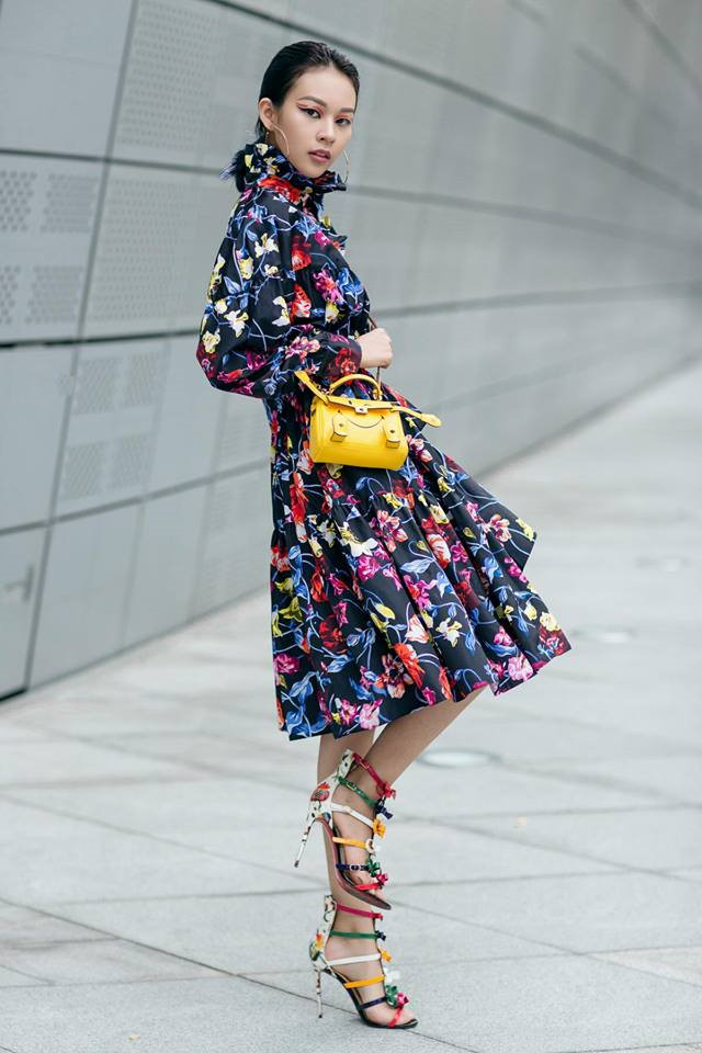 Diện trang phục in hoa xuống phố như dàn tín đồ thời trang Việt