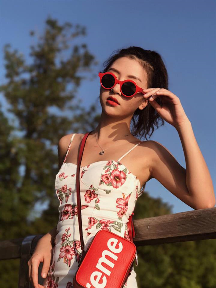 Diện trang phục in hoa xuống phố như dàn tín đồ thời trang Việt