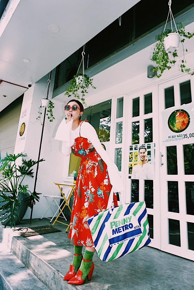 Diện trang phục in hoa xuống phố như dàn tín đồ thời trang Việt