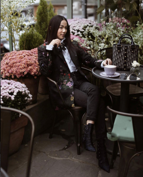 Diện trang phục in hoa xuống phố như dàn tín đồ thời trang Việt