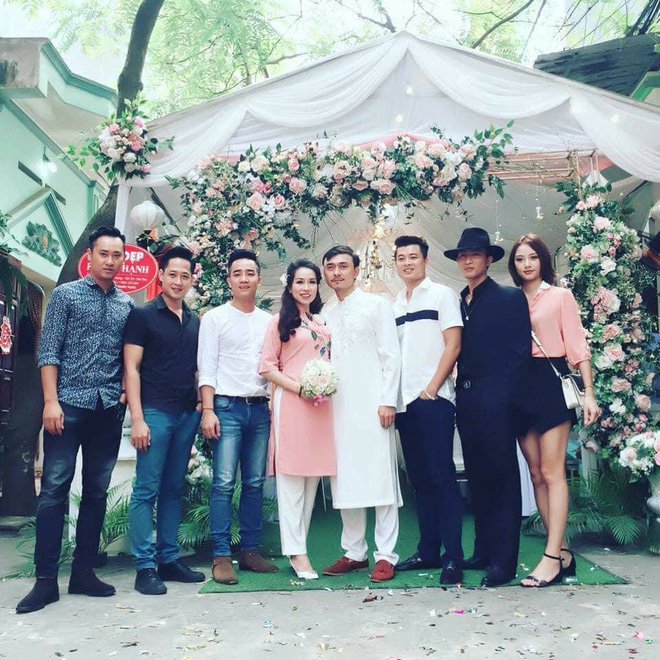 Diễn viên Người phán xử tổ chức ăn hỏi, vợ được khen trẻ trung sành điệu