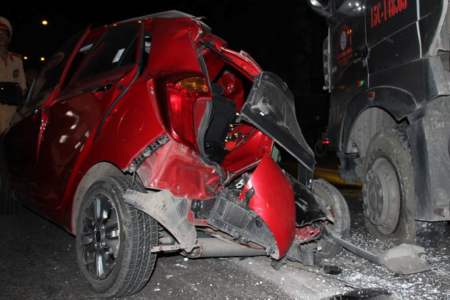 Ô tô con bị tông nát bét, nữ tài xế thoát chết thần kỳ