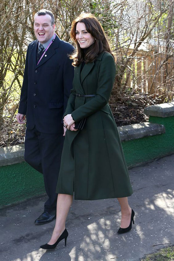 Gợi ý diện áo choàng từ style của công nương Kate