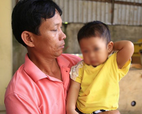 Bảo mẫu ở Sài Gòn: Dùng dao dọa, đánh để trẻ ngoan