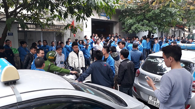 Hà Nội: Hàng trăm lái xe taxi biểu tình huyên náo cả con phố