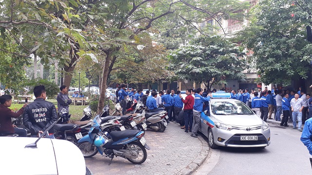 Hà Nội: Hàng trăm lái xe taxi biểu tình huyên náo cả con phố