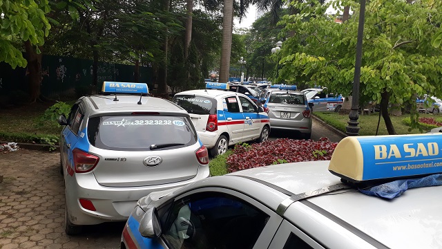 Hà Nội: Hàng trăm lái xe taxi biểu tình huyên náo cả con phố