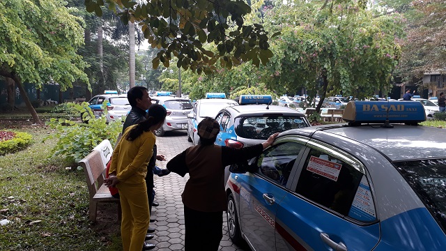 Hà Nội: Hàng trăm lái xe taxi biểu tình huyên náo cả con phố