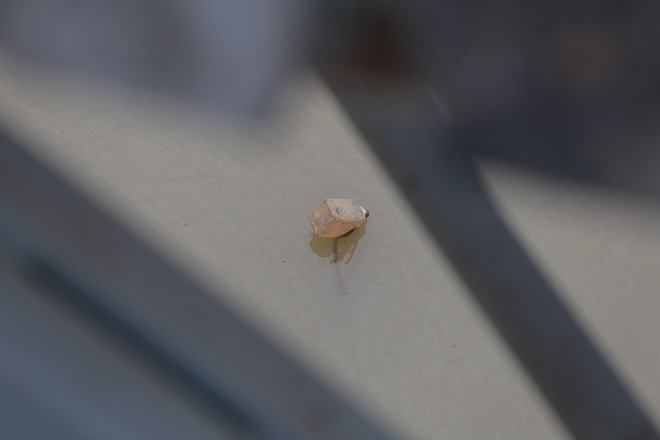 Cận cảnh vị trí có bom dưới chân cầu Long Biên