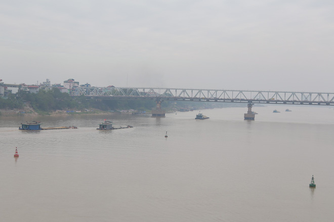 Cận cảnh vị trí có bom dưới chân cầu Long Biên