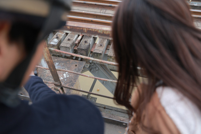 Cận cảnh vị trí có bom dưới chân cầu Long Biên