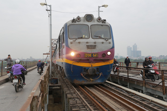 Cận cảnh vị trí có bom dưới chân cầu Long Biên