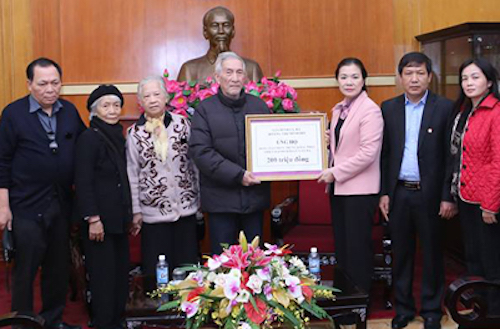 Gia đình cụ Hoàng Thị Minh Hồ dành tiền viếng ủng hộ đồng bào bị lũ lụt