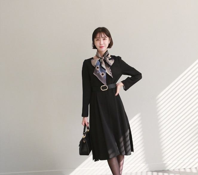 Đầu tuần đến công sở cuốt hút mọi ánh nhìn với đầm đen thanh lịch, quyến rũ