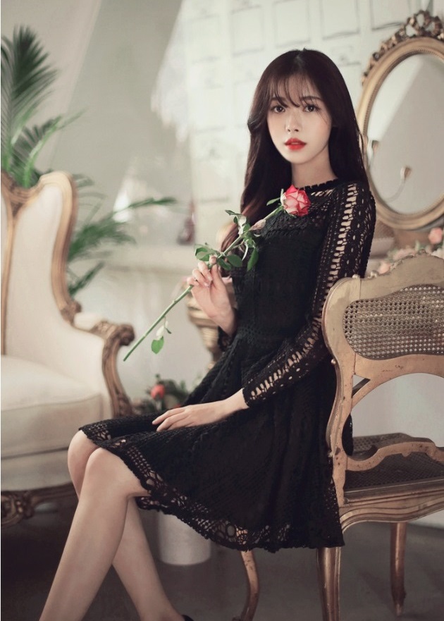 Đầu tuần đến công sở cuốt hút mọi ánh nhìn với đầm đen thanh lịch, quyến rũ