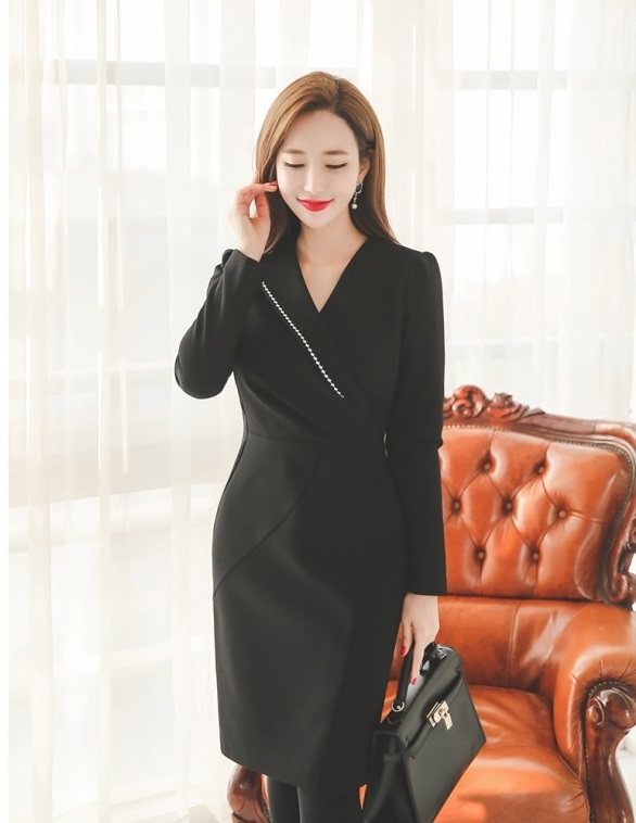 Đầu tuần đến công sở cuốt hút mọi ánh nhìn với đầm đen thanh lịch, quyến rũ Đầu tuần đến công sở cuốt hút mọi ánh nhìn với đầm đen thanh lịch, quyến rũ
