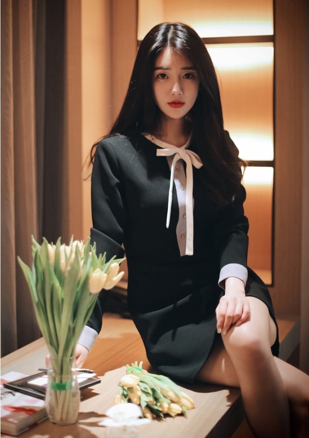 Đầu tuần đến công sở cuốt hút mọi ánh nhìn với đầm đen thanh lịch, quyến rũ