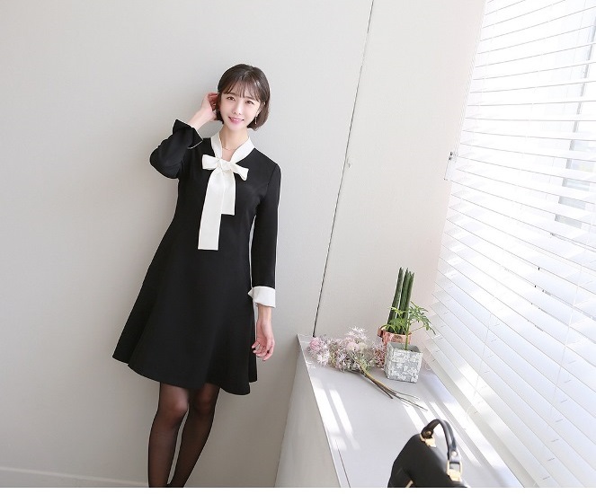 Đầu tuần đến công sở cuốt hút mọi ánh nhìn với đầm đen thanh lịch, quyến rũ