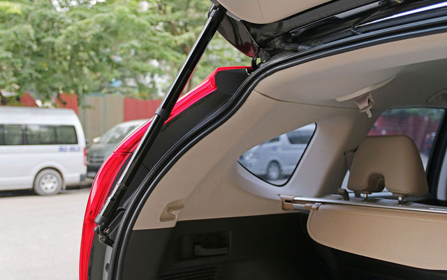 Chủ xe Honda CR-V cũ độ cốp mở bằng đá chân với 11 triệu đồng