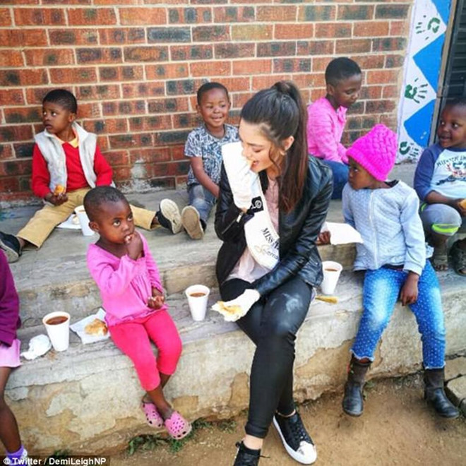 Tân Hoa hậu Hoàn vũ từng bị bắt cóc và dí súng vào người