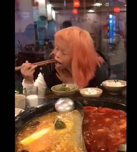 Tưởng đâu tán được hot girl trên mạng, chàng trai hú hồn khi gặp người thương ngoài đời